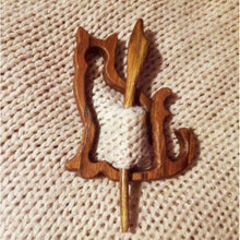 Load image into Gallery viewer, Brooch Pin with Wooden Animal Pattern