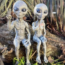 Load image into Gallery viewer, Alien Garden Statue