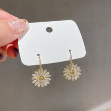 Load image into Gallery viewer, Vintage Flower Drop Earrings