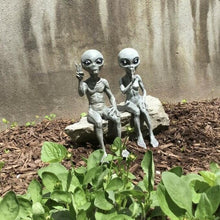 Load image into Gallery viewer, Alien Garden Statue