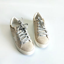 Load image into Gallery viewer, Fashion Women Round Toe Sneaker
