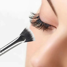 Load image into Gallery viewer, Angled Fan-shaped Eyelash Brush
