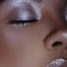 Load image into Gallery viewer, Glittery eyeshadow pencil
