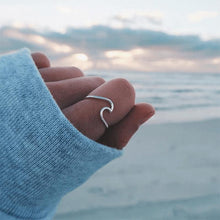 Load image into Gallery viewer, Simple Wave Ring
