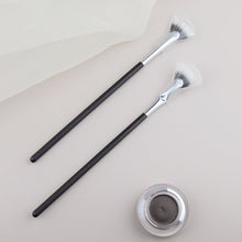 Load image into Gallery viewer, Angled Fan-shaped Eyelash Brush
