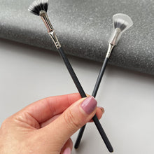 Load image into Gallery viewer, Angled Fan-shaped Eyelash Brush
