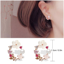Load image into Gallery viewer, Flower pearl earrings
