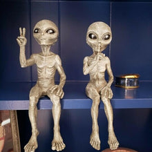 Load image into Gallery viewer, Alien Garden Statue
