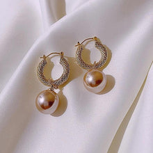 Load image into Gallery viewer, Vintage Pearl earrings
