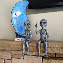 Load image into Gallery viewer, Alien Garden Statue
