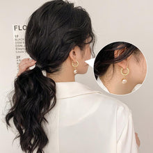 Load image into Gallery viewer, Vintage Pearl earrings
