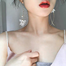 Load image into Gallery viewer, Asymmetric Flower Drop Earrings

