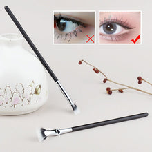 Load image into Gallery viewer, Angled Fan-shaped Eyelash Brush
